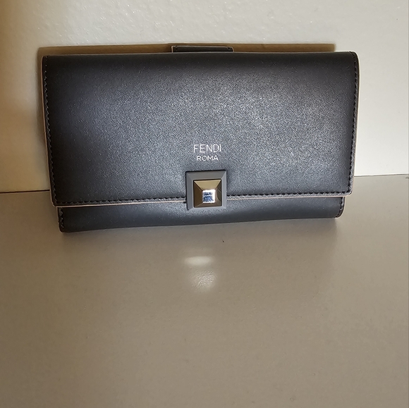 Fendi authentic medium size wallet - Picture 2 of 10